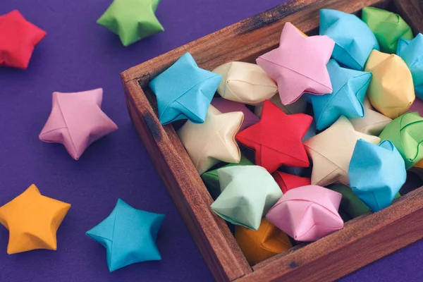 Origami colorato stelle fortunate in una scatola di legno — Foto Stock