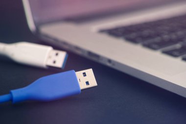 İki Usb kabloları ve arka plan içinde Laptop