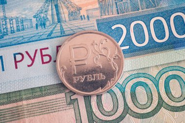 Bir ya da iki bin Rublesi banknot ve bir-Rublesi sikke üzerinde bu