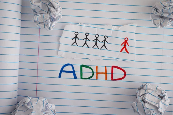 Afkorting Adhd op laptop vel met enkele verfrommeld papier bal — Stockfoto