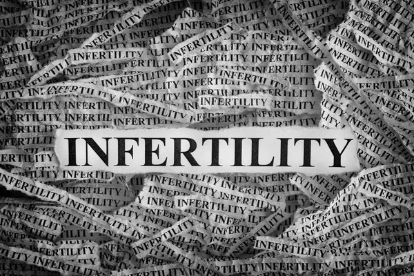 Trozos de papel rasgados con la palabra infertilidad —  Fotos de Stock
