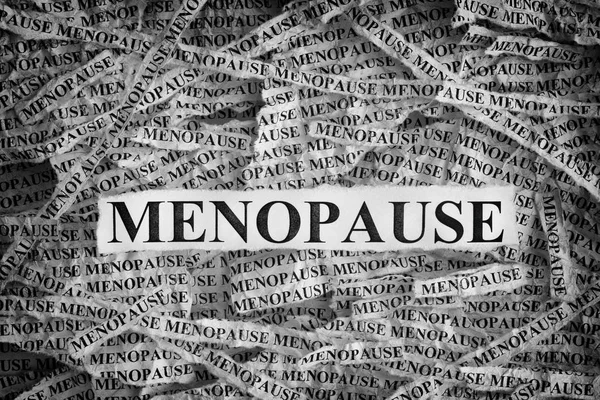 Roztrhané kousky papíru se slovem menopauza — Stock fotografie