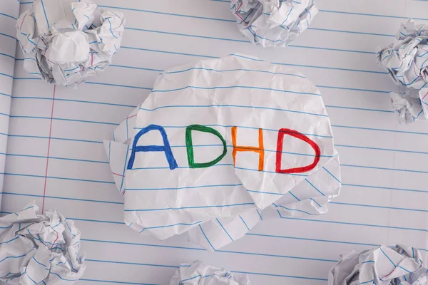 ADHD. Abbreviazione ADHD sulla palla di carta spiegazzata — Foto Stock