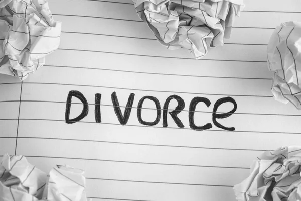 Slovo rozvod na Notebook list s koulema zmačkaný papír na — Stock fotografie