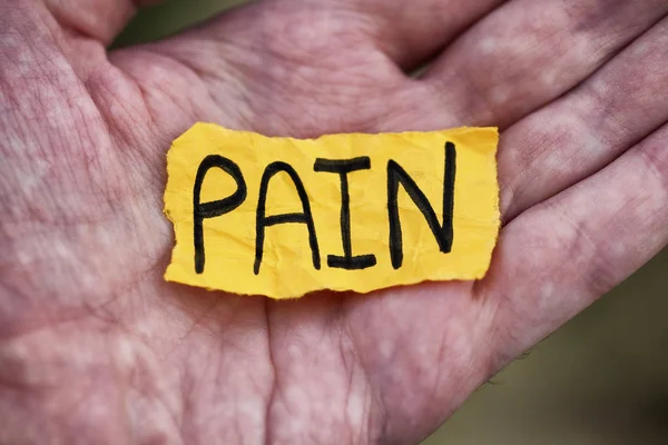 「痛み」という言葉のついた黄色い紙 — ストック写真