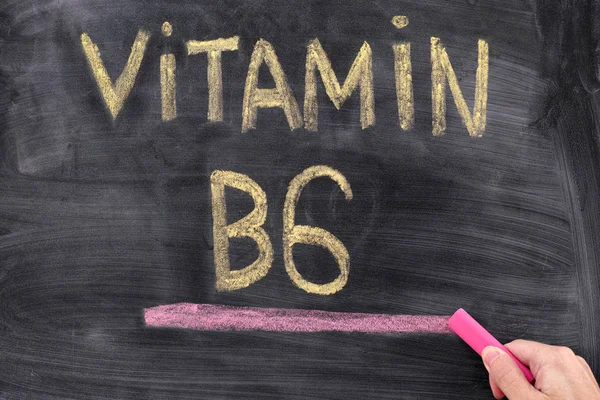 Férfi írás szavak B6-vitamin a táblán — Stock Fotó