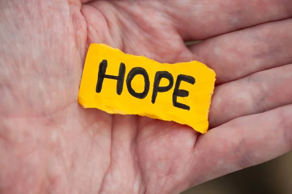 Pièce de papier jaune avec le mot Hope — Photo