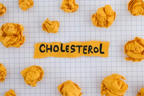 Sárga papírdarab a koleszterin szóval — Stock Fotó