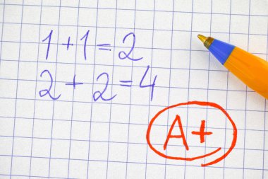 A + (A +) notunu matematik ile birlikte defter kağıdına yaz