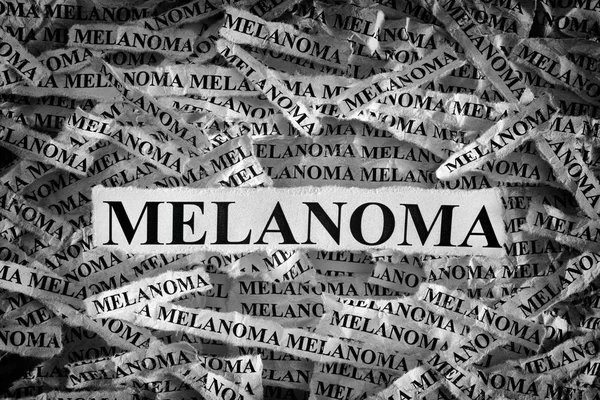 Trozos de papel rasgados con las palabras Melanoma —  Fotos de Stock