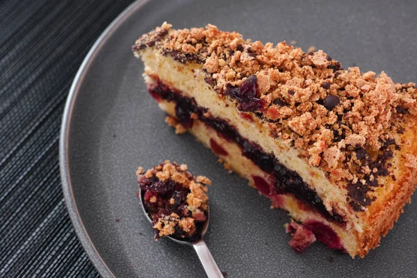 Gâteau cerise fait maison sur une assiette — Photo