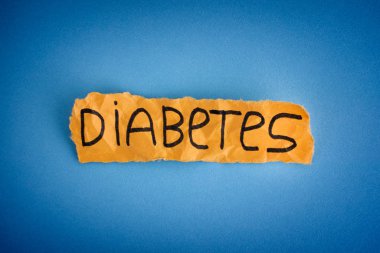 Üzerinde şeker hastalığı yazan yırtık bir kağıt parçası.