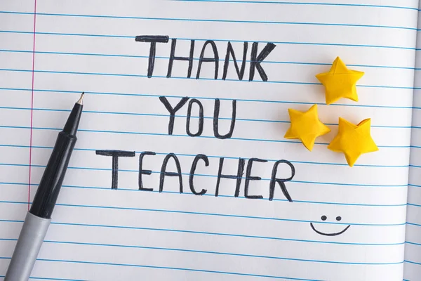 Kağıt kaplı not defterinde "Teşekkür ederim öğretmenim" yazıyor. — Stok fotoğraf