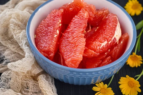 Fatias de toranja orgânica fresca em uma tigela — Fotografia de Stock