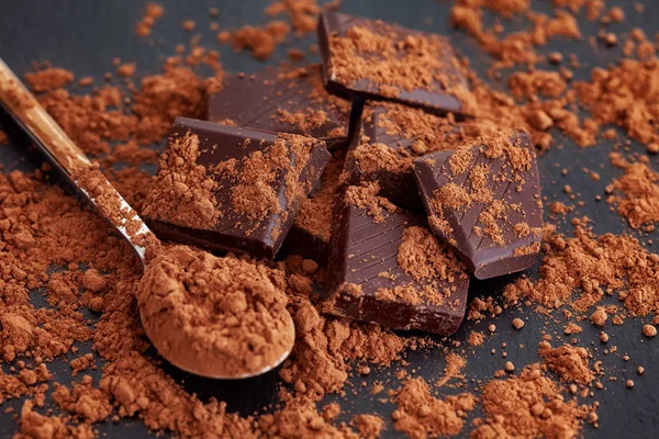 Σπασμένα σκούρα σοκολάτα με σκόνη κακάο — Φωτογραφία Αρχείου