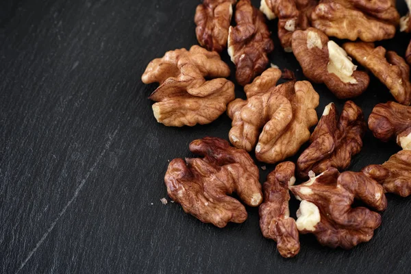 Organic raw walnuts — Stock Photo, Image