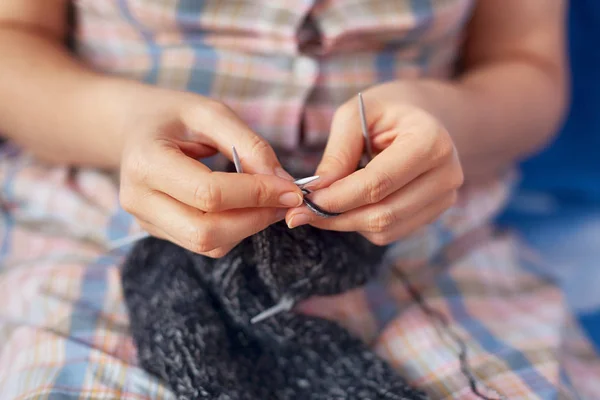 Woman knitting wool socks — Stock Photo, Image
