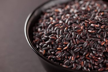 Siyah arka planda siyah bir kase içinde Nerone pilavı