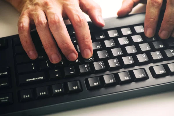 Pessoa digitando no teclado do computador preto — Fotografia de Stock