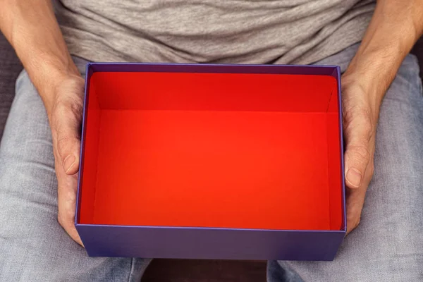 Человек держит открытую коробку в руках — стоковое фото