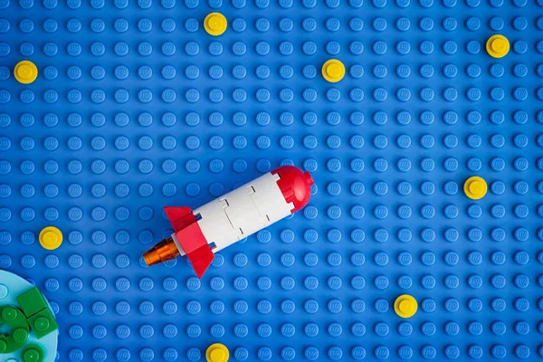 Lego Uzay Roketi yıldızlı gökyüzünde uzaya fırlatılıyor — Stok fotoğraf