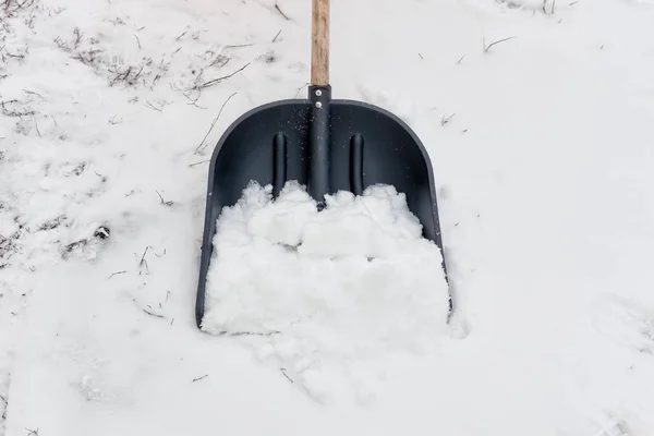 Schaufel mit Schnee drinnen — Stockfoto