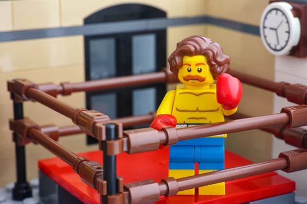 Lego-Boxer-Minifigur trainiert in der Boxsporthalle — Stockfoto