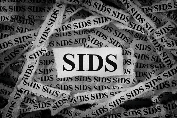 Tiras de periódico con SIDS mecanografiado en ellos — Foto de Stock