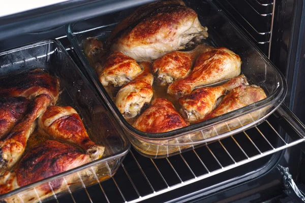 Patas y pechugas de pollo asadas en bandejas de vidrio para hornear — Foto de Stock