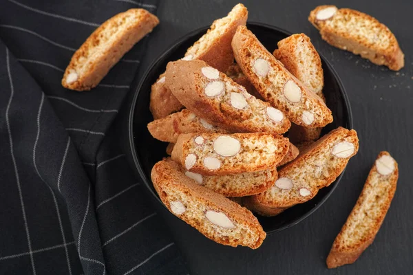 Bolinhos Caseiros Cantuccini Uma Tigela Biscoitos Amêndoa Italianos — Fotografia de Stock