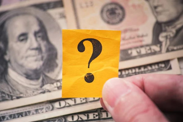 Osoba Drží Ruce Žlutou Papírovou Bankovku Otazníkem Pozadí Amerického Dolaru — Stock fotografie