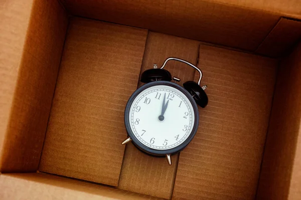 Reloj Despertador Negro Dentro Una Caja Cerca — Foto de Stock
