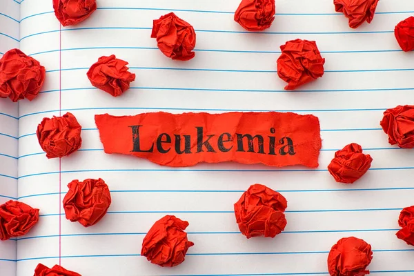 Trozo Papel Rojo Arrugado Con Palabra Leucemia Cerca — Foto de Stock