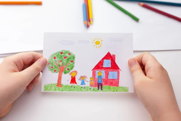 Kind Mit Einer Zeichnung Mit Einer Glücklichen Familie Und Einem — Stockfoto