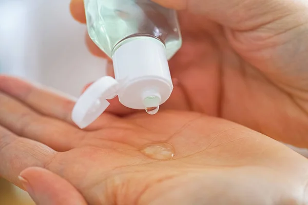 Persoon Die Haar Handen Schoonmaakt Met Alcohol Gebaseerde Handreiniger Gel — Stockfoto