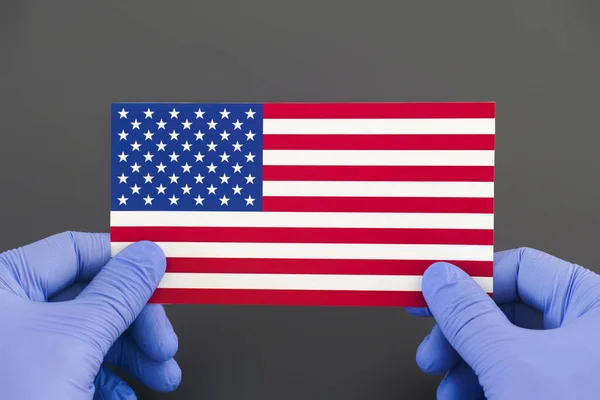 Persona Que Usa Guantes Médicos Con Bandera Los Estados Unidos — Foto de Stock