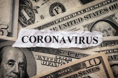 Amerikan doları üzerinde Coronavirus kelimesi. Kapat..