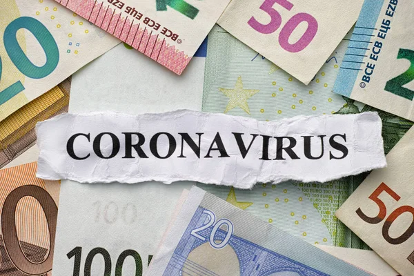 欧元钞票上的 Coronavirus 这个词靠近点 — 图库照片