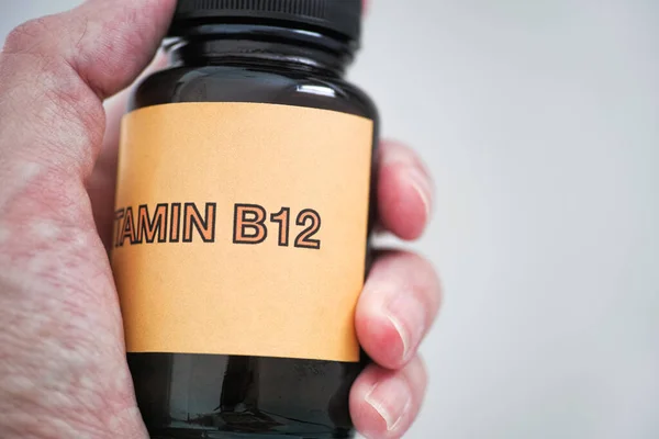 Persona Que Sostiene Botella Vitamina B12 Cerca — Foto de Stock