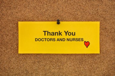 İlan panosundaki sarı kağıda yazılmış doktor ve hemşirelere teşekkür ederim. Coronavirus konsepti. Kapat..