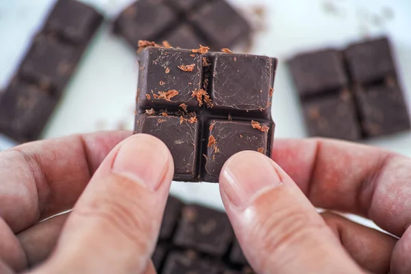 Man Met Zelfgemaakte Pure Chocolade Zijn Handen Sluiten — Stockfoto