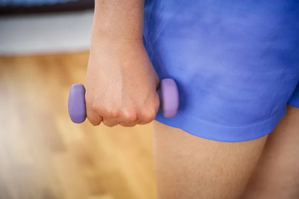 Een Vrouw Die Thuis Traint Met Halter Sluiten — Stockfoto