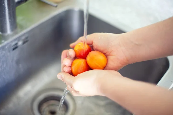 Person Som Tvättar Aprikoser Ett Handfat Närbild — Stockfoto