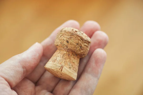 Homem Com Uma Rolha Vinho Mão Fechar — Fotografia de Stock