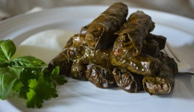 Üzüm yaprakları doldurulmuş. Geleneksel yemek