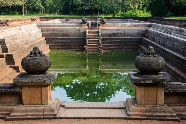 Kuttam Pokuna (Tek Kişilik Havuz) Anuradhapura, Sri Lanka