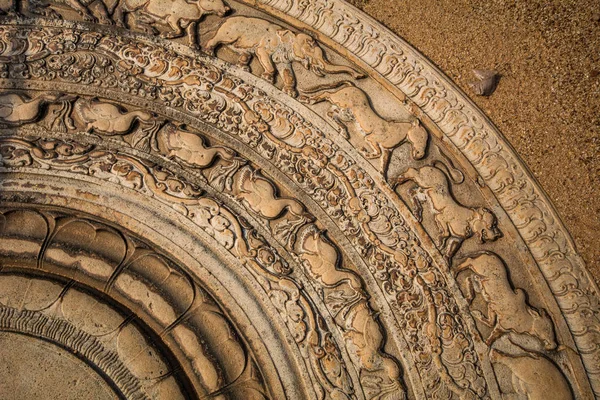 Piedra lunar en el monasterio de Abhayagiri, Anuradhapura, Sri Lanka — Foto de Stock