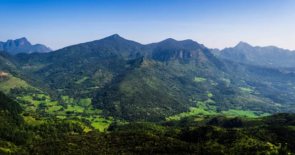 Eklemleri dağ Merkezi Sri Lanka, Kandy. Aralık adını yaslanmış kıvrımlar ve yumruk el eklemleri benzer doruklarına masifinin batıda bir dizi alır