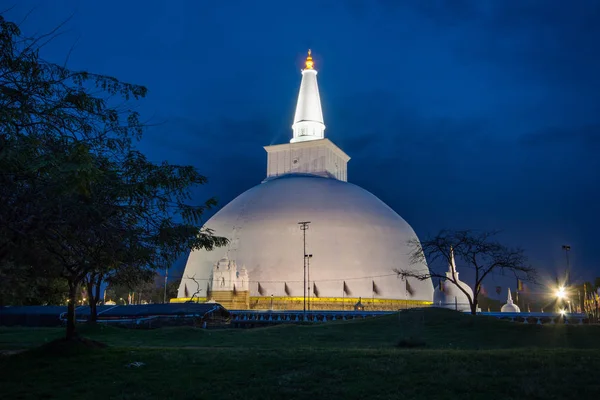 Ruwanwelisaya bir stupa, eserleri, Sri Lanka, içeren bir yarımküresel yapısı dünyanın her yerinden birçok Budistler için kutsal olarak kabul edilir. 