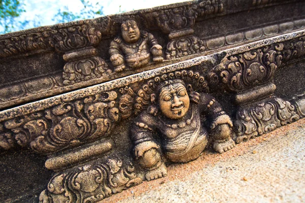 階段で Mahasen Maligawa スリランカのアヌラーダプラの詳細な彫刻 — ストック写真